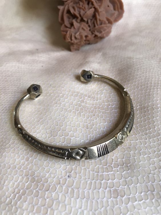 Pulsera Tuareg Marroquí Bereber de Plata - Diseño Artístico Handmade con Decoración Geométrica