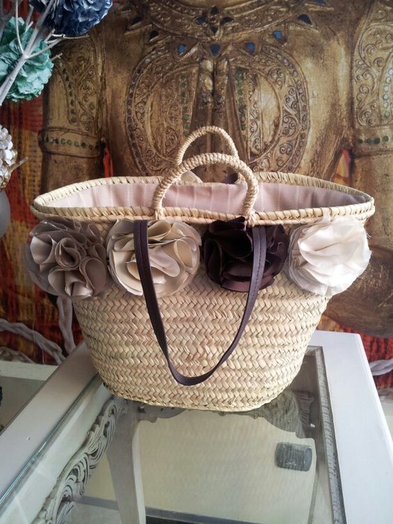 Sac à main marocain en paille avec fleurs marron et blanches