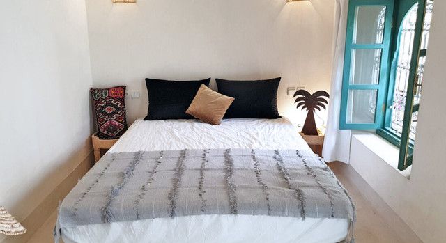 Traditional Moroccan Wool Blanket | Luxurious Handwoven Stripe Pattern