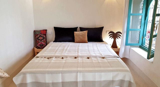 Luxurious Beige & White Handwoven Moroccan Wool Blanket