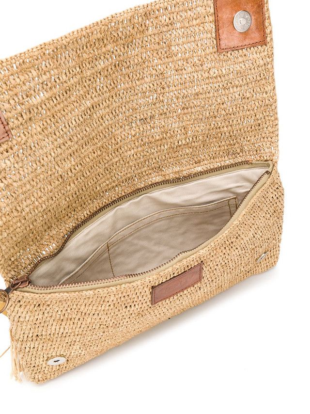Chic Straw Clutch for Stylish Organization