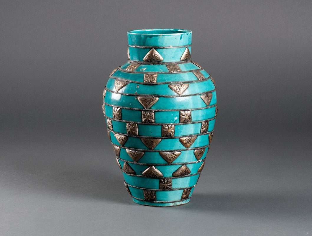 Jarrón Marroquí Azul Cielo "TAHANNOUT" Hecho a Mano con Diseño de Diamantes Plateados
