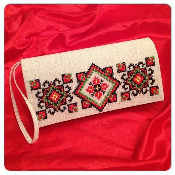 Handwoven Sustainable Straw Clutch - Eco-Friendly Moroccan Design