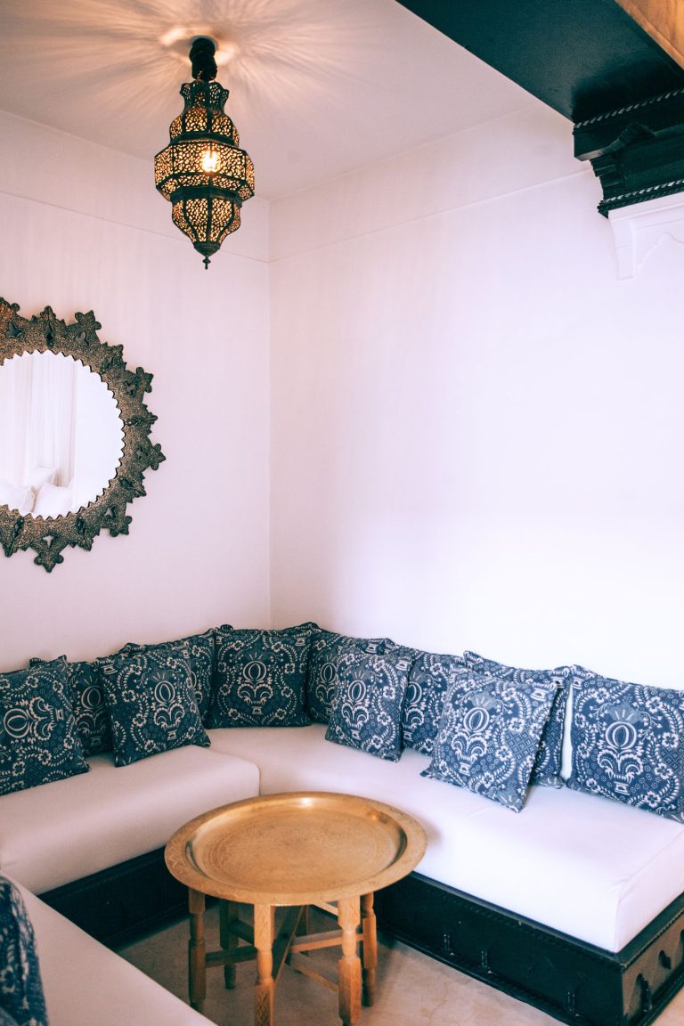 Blue banquette, round mirror