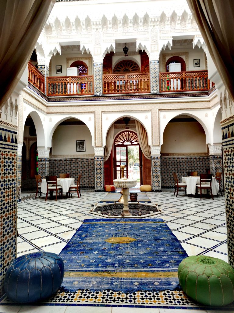 Arcade seating around the fountain