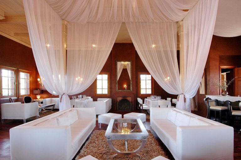 Draped alcove for two