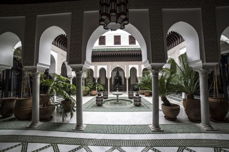 Colonnade around the fountain